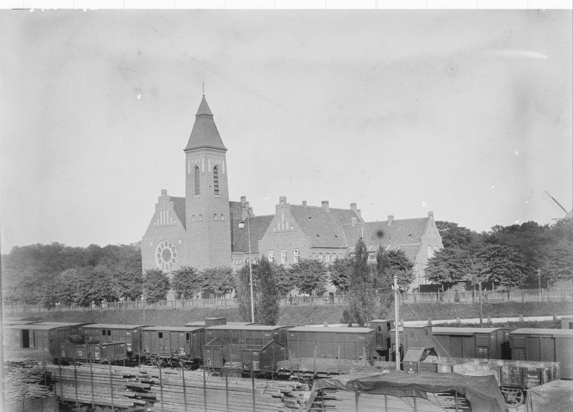 Folke Bernadottes Allé. Den svenske kirke.