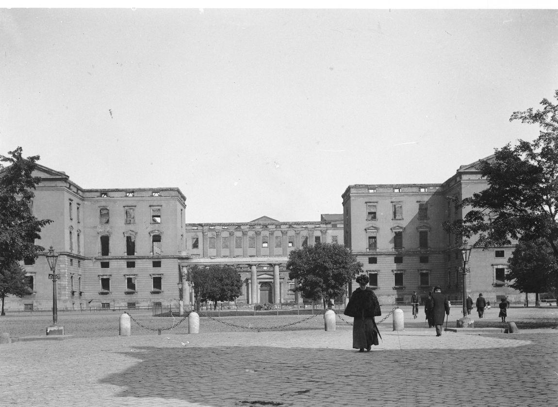 Christiansborg slotsruin. Fra ridebanen.