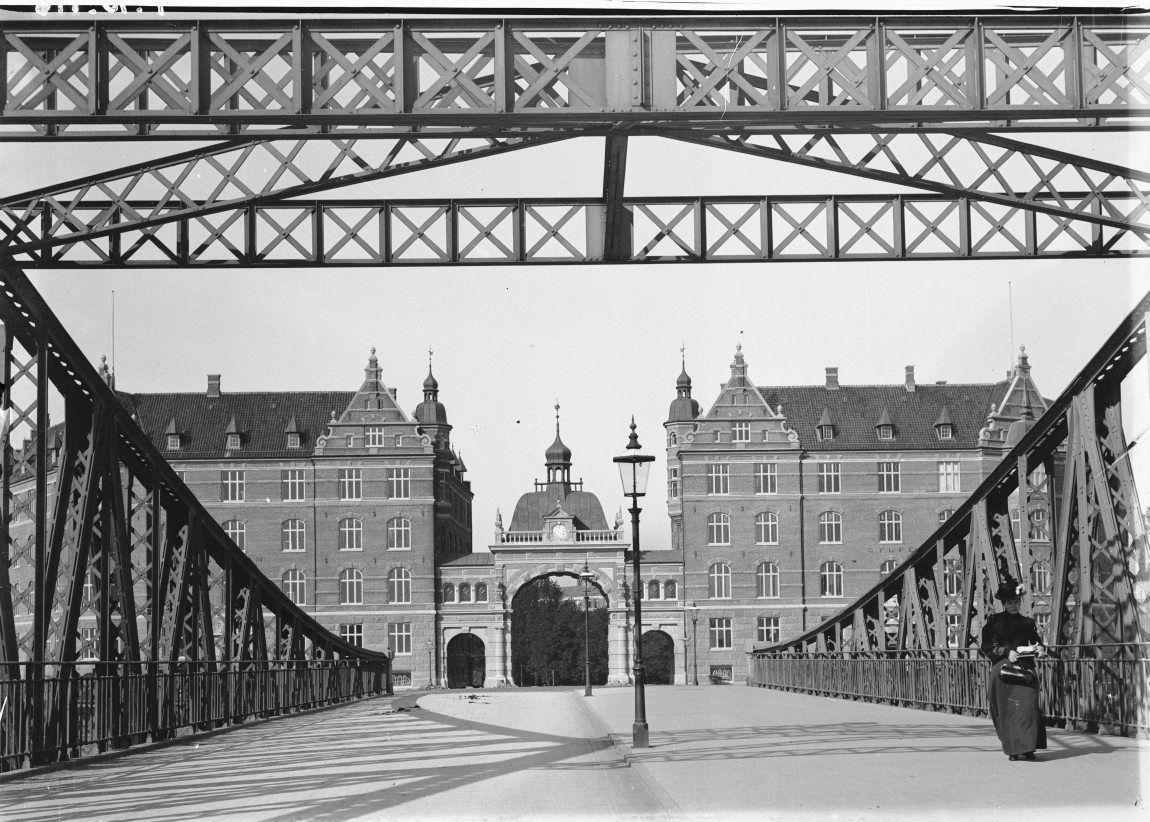 Østbanegade set fra Langeliniebroen. "Gefion" og "Gylfe".