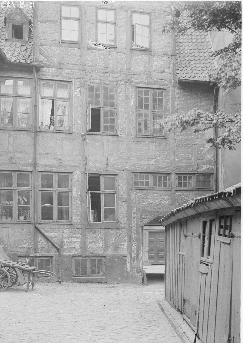 Store Kannikestræde 10. Gården.