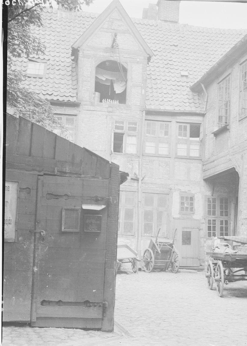 Store Kannikestræde 10. Gården.