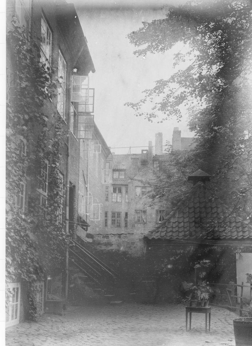 Store Kannikestræde 11 mod trappen.