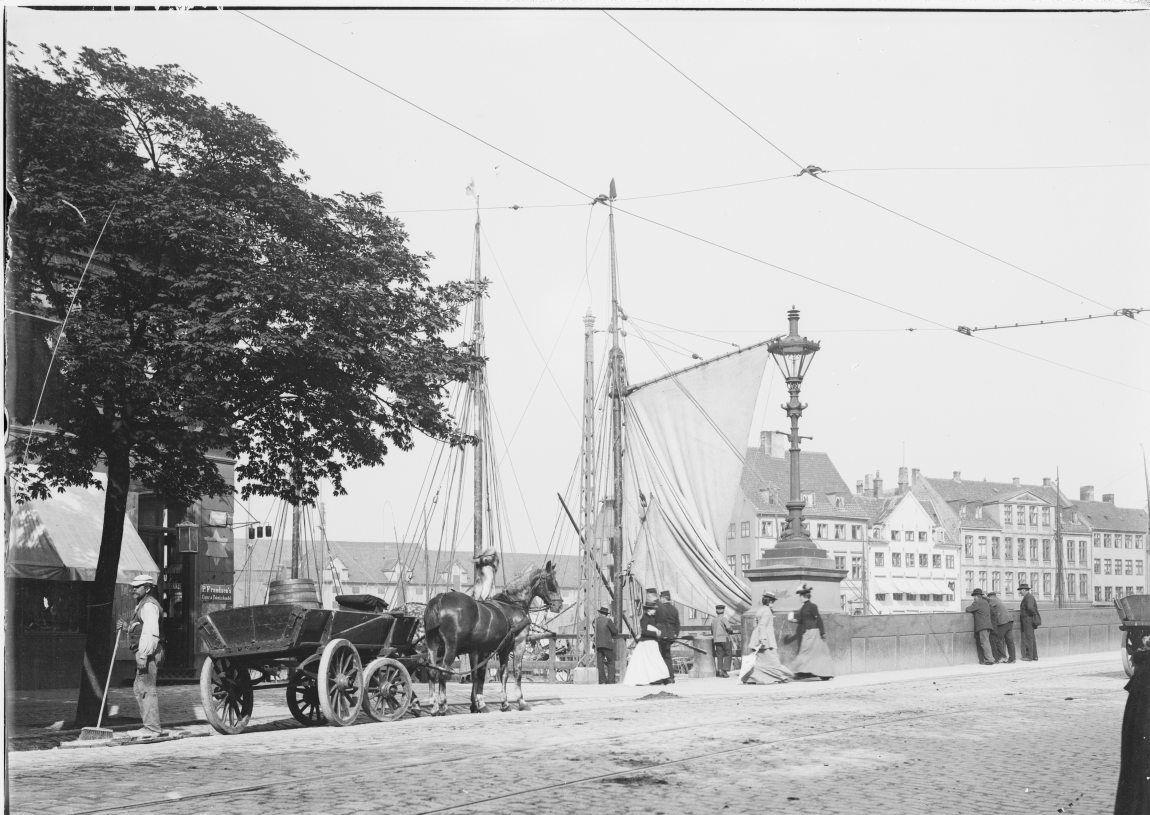 Knippelsbro. I baggrunden Brogade.