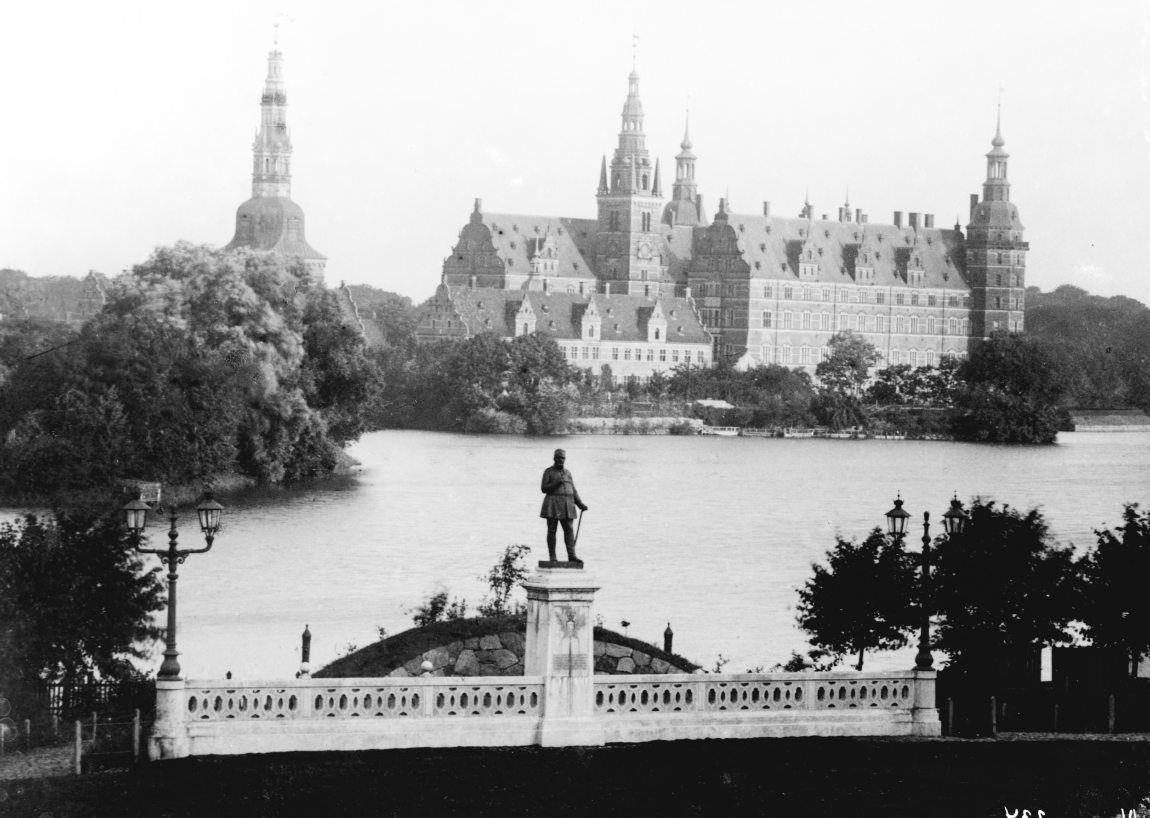 Frederiksborg Slot set fra den anden side af Hillerød sø