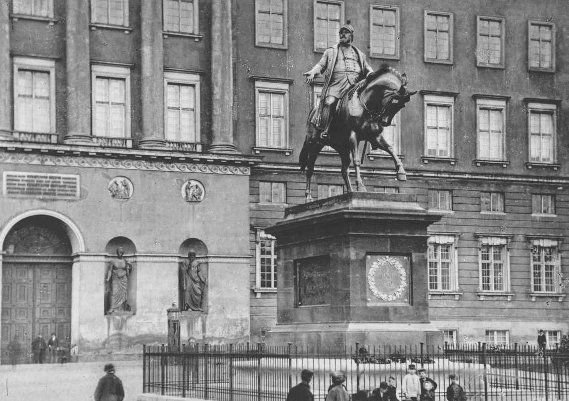 Frederik 7. Statue foran det andet Christiansborg slot
