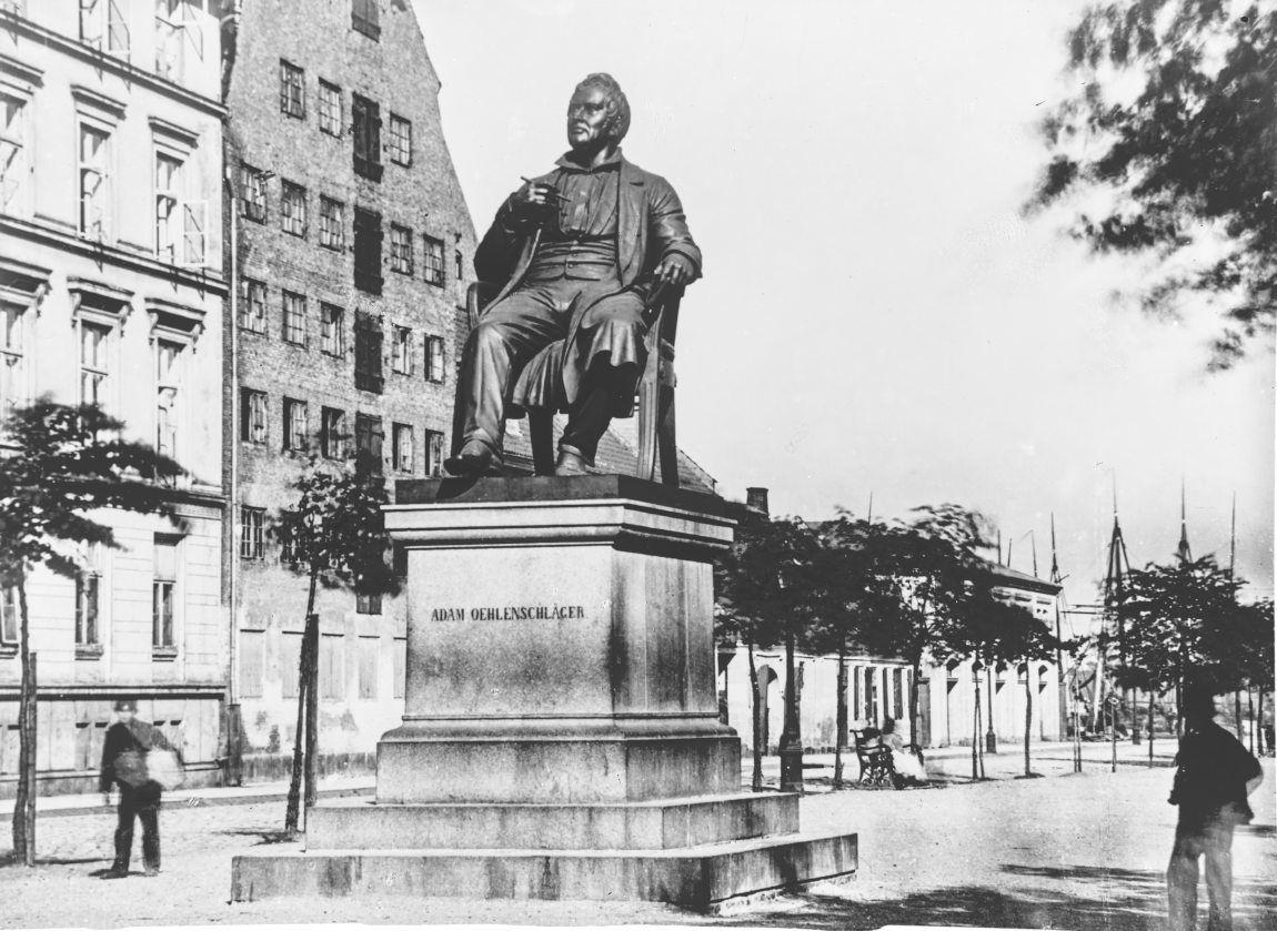Sankt Annæ Plads med statuen af Adam Oehlenschläger