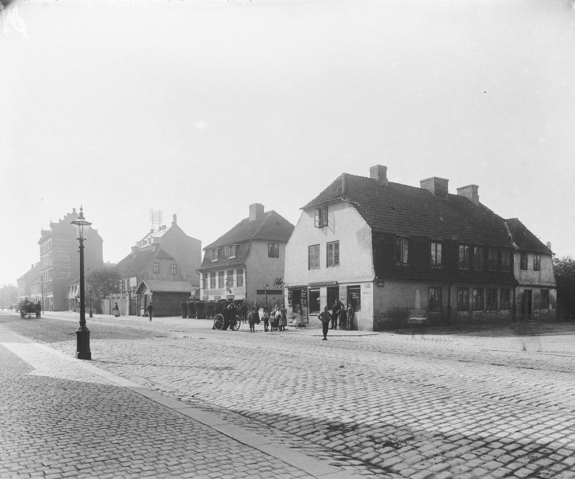 Nørrebrogade ved hjørnet af Holtegade