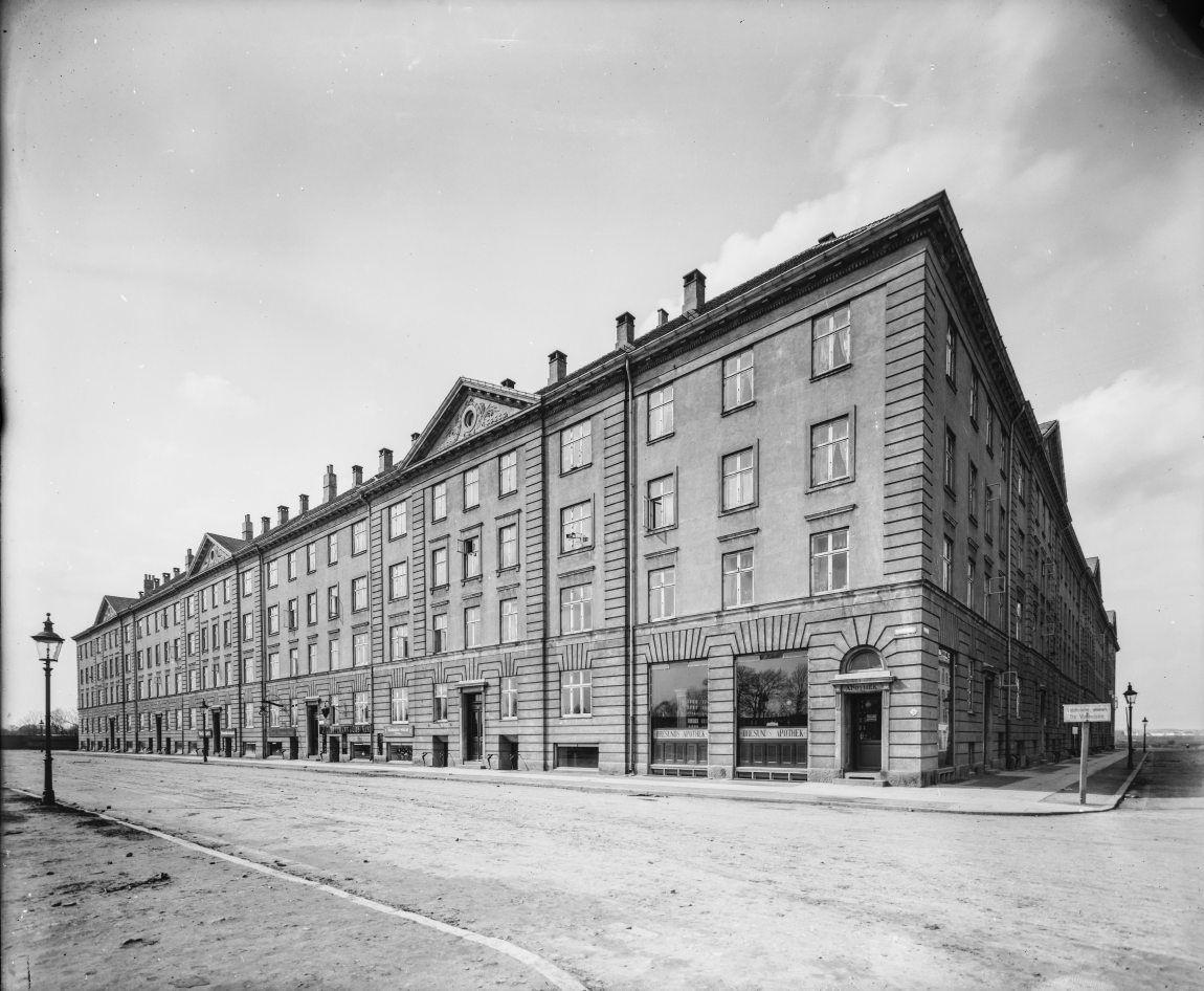 Adelersborggade = nuværende Landskronagade (stykket mellem Vennemindevej og Bryggervangen hed Adelersborggade fra 1904 til 1925.
