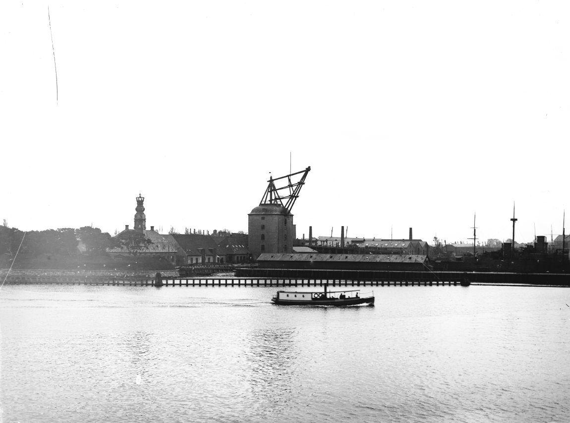 Udsigt mod Marinestation København fra Langelinie. Mastekranen.