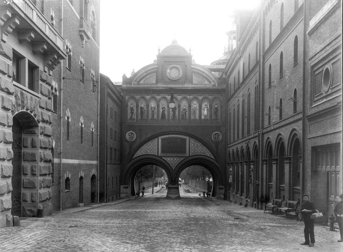 Ny Carlsberg bryghus portal mod Vesterbro ca 1906