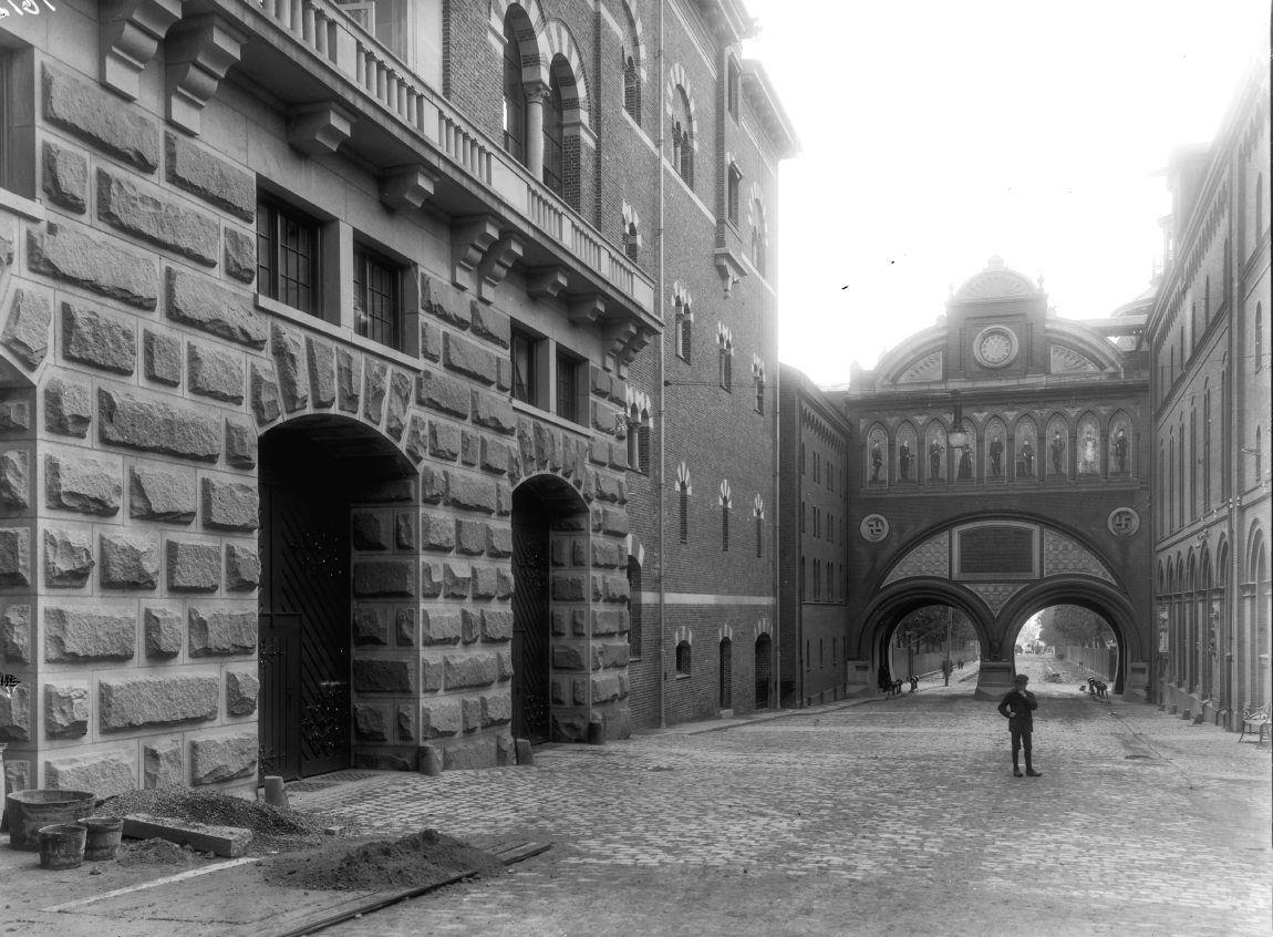 Ny Carlsberg bryghus portal mod Vesterbro ca 1906