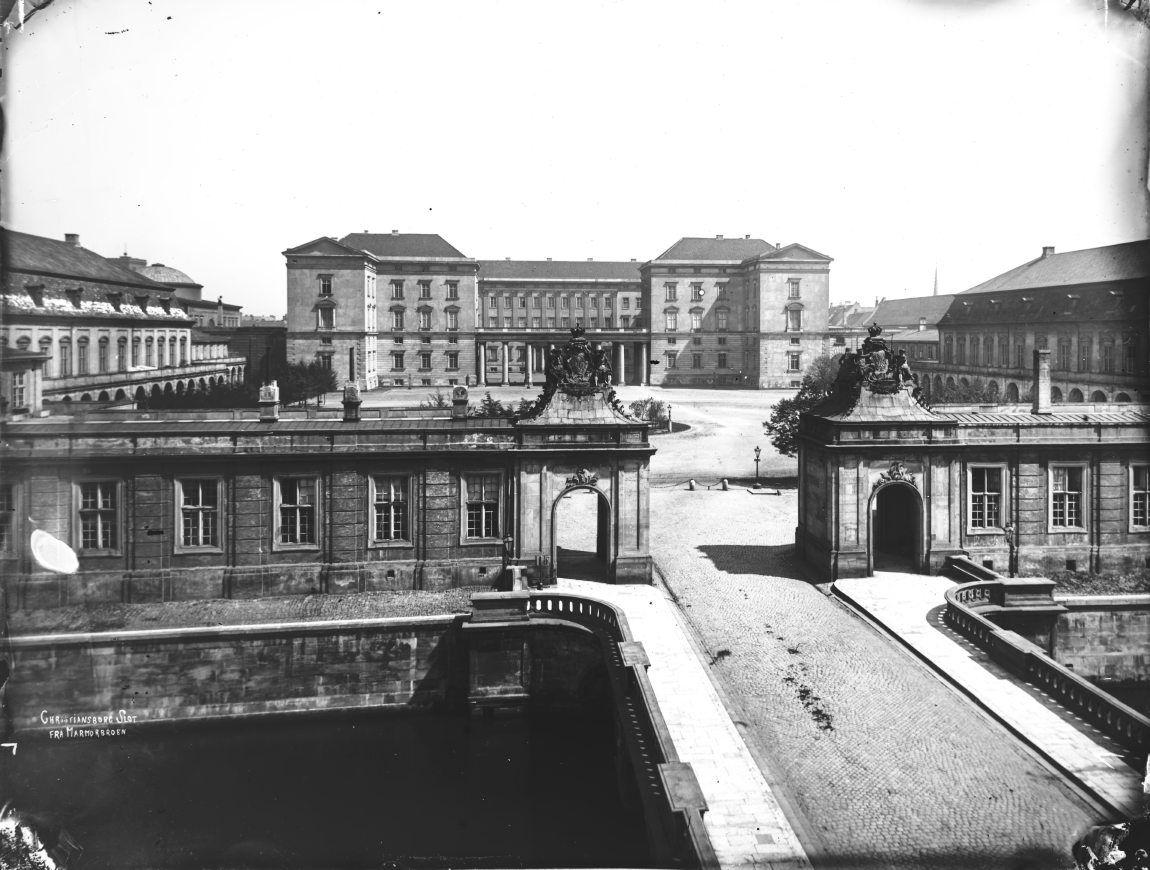 Christiansborg Slot fra Marmorbroen.
