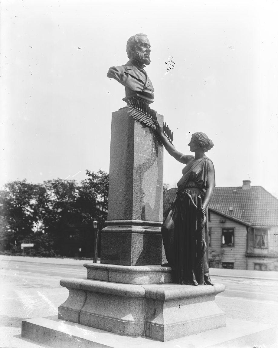 Statue af Doktor Hans Wilhelm Meyer