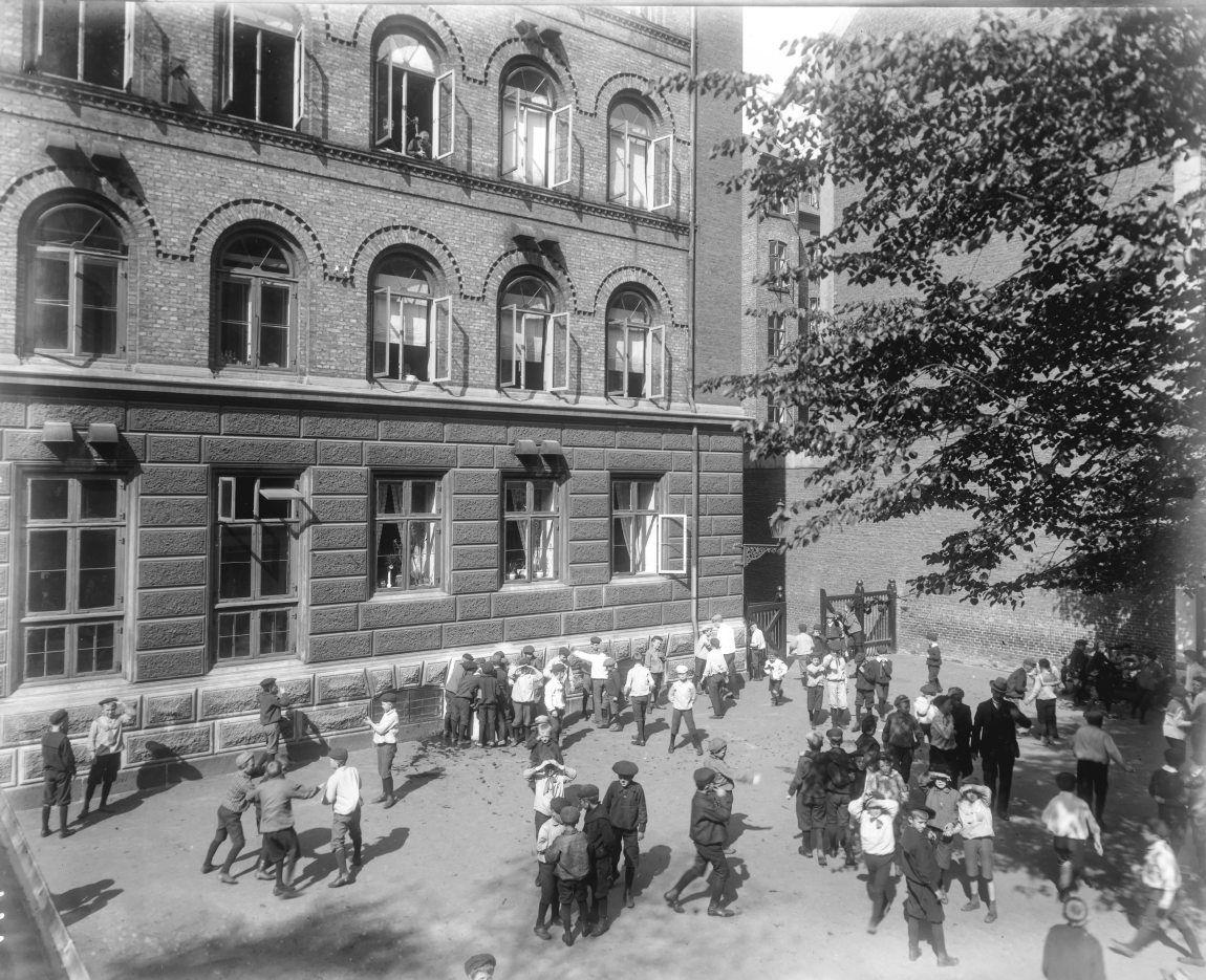 Skole opført af Københavns Kommune i 1870