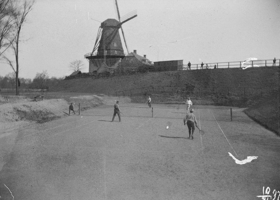 Tennisspil ved Dronningens Mølle