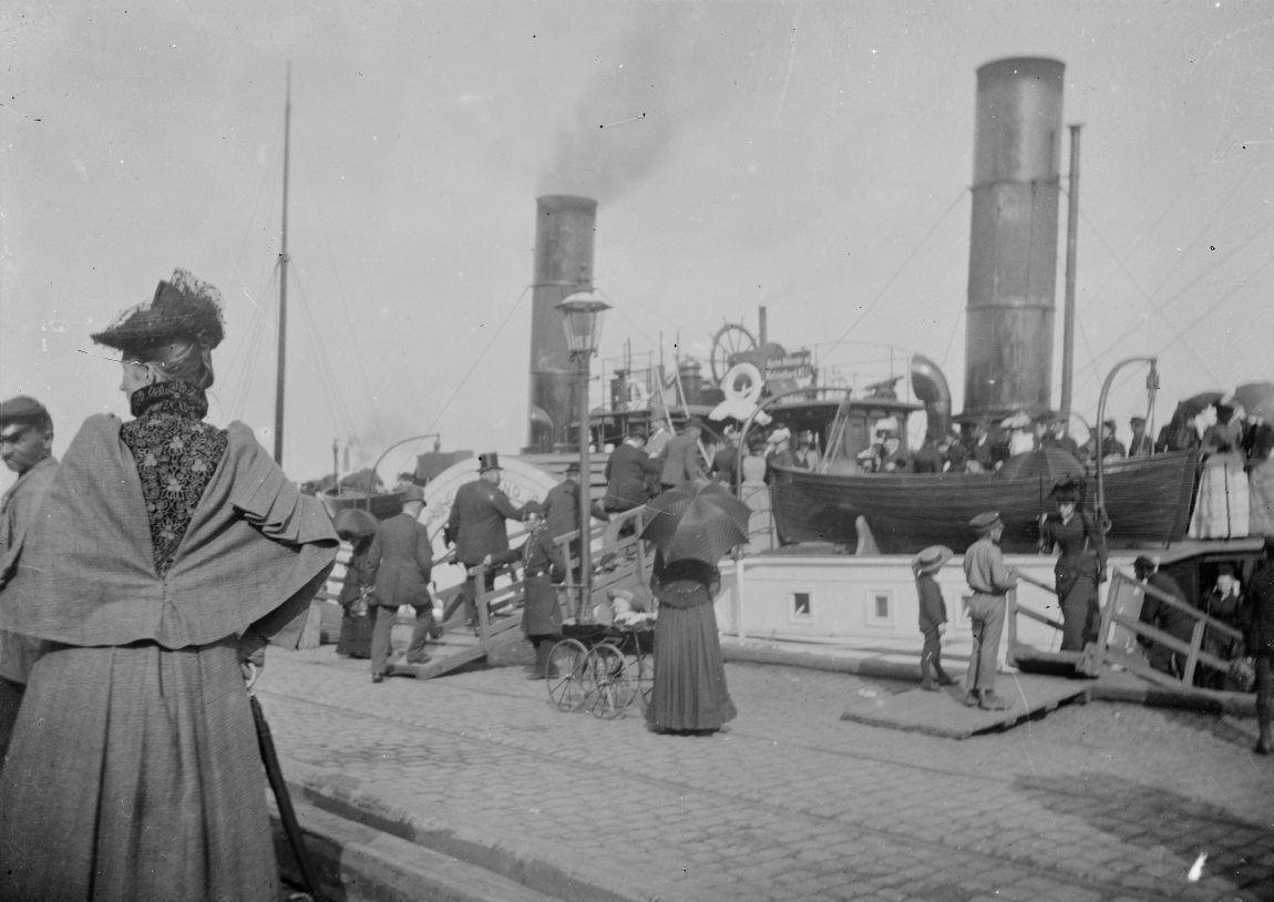 Dampskib ligger ved kajen i Frihavnen