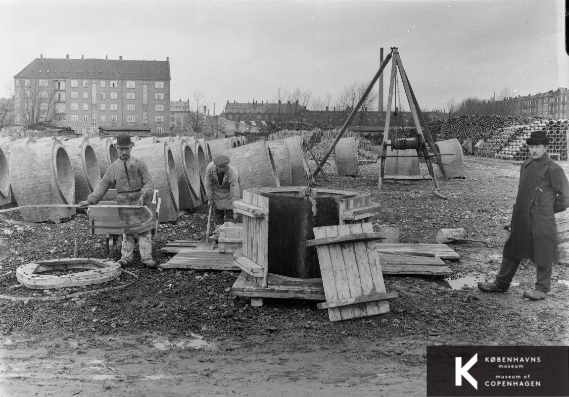 Nørrebro, kloakrør støbes af beton