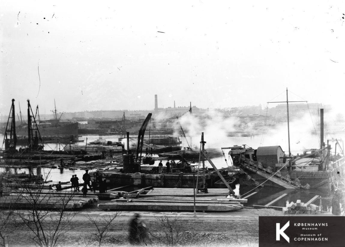Arbejde i havnen ud for Islands Brygge.