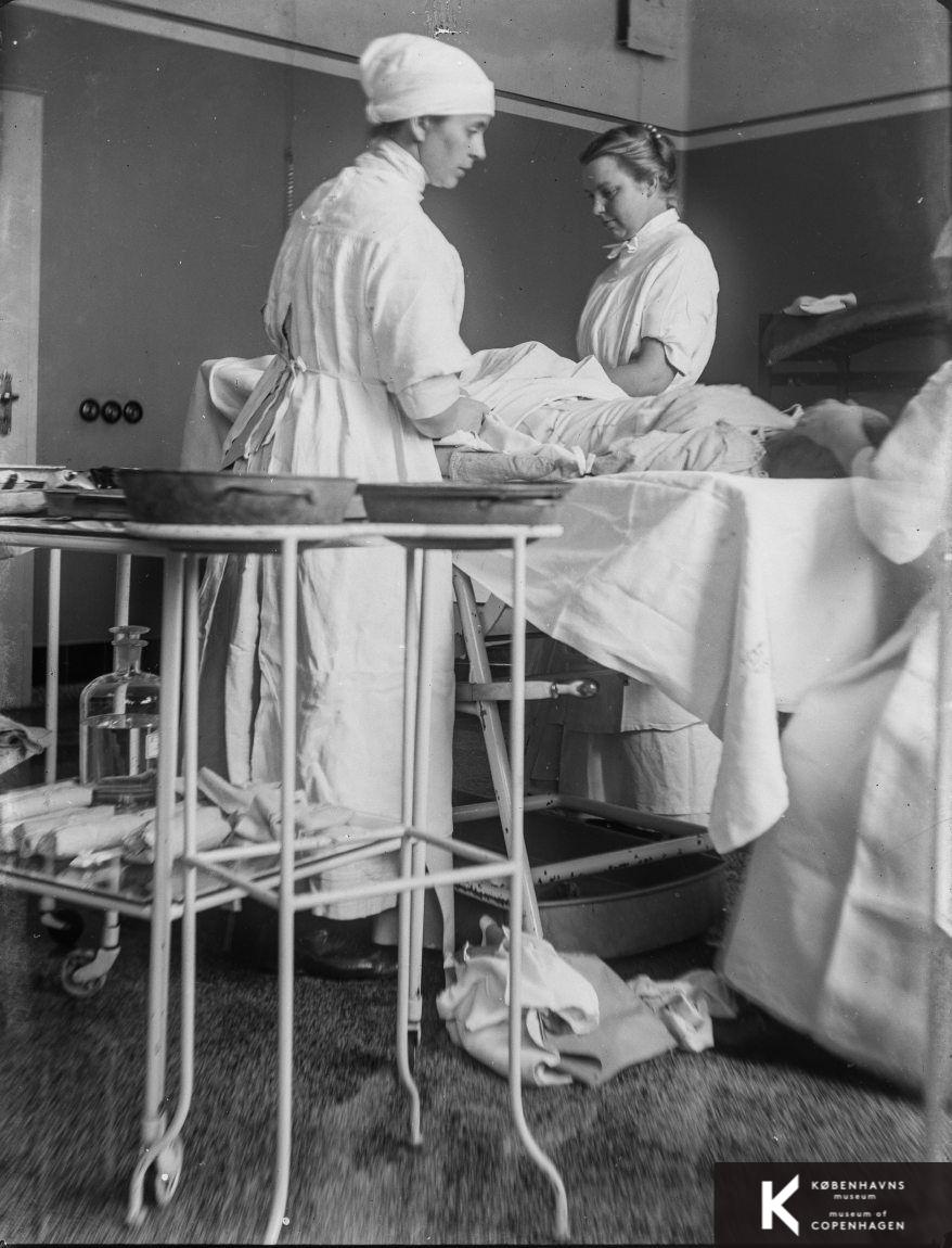 Rigshospitalet, sygeplejersker med patient efter operation