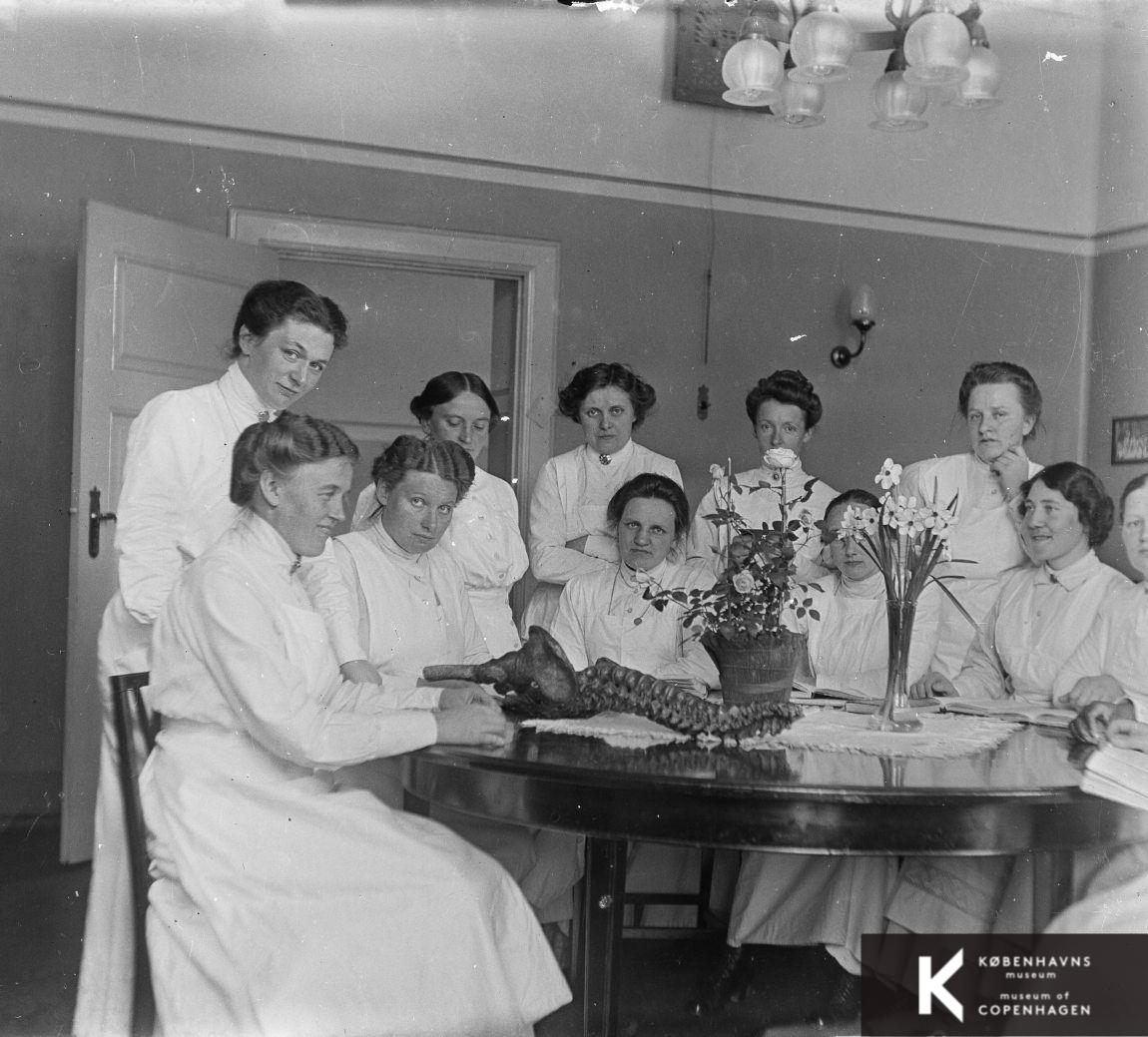 Rigshospitalet, sygeplejersker omkring bord