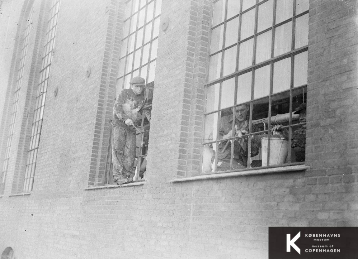Glarmestre reparerer fabriksvinduer
