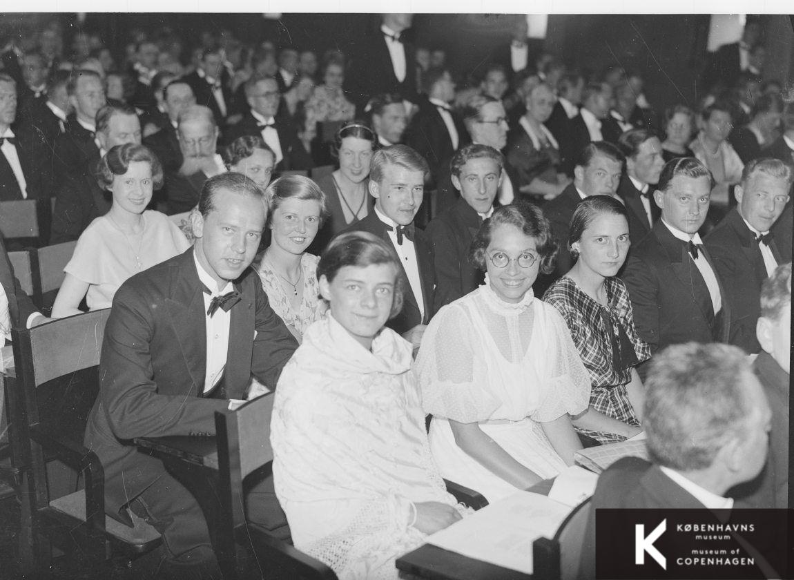 Festklædt publikum