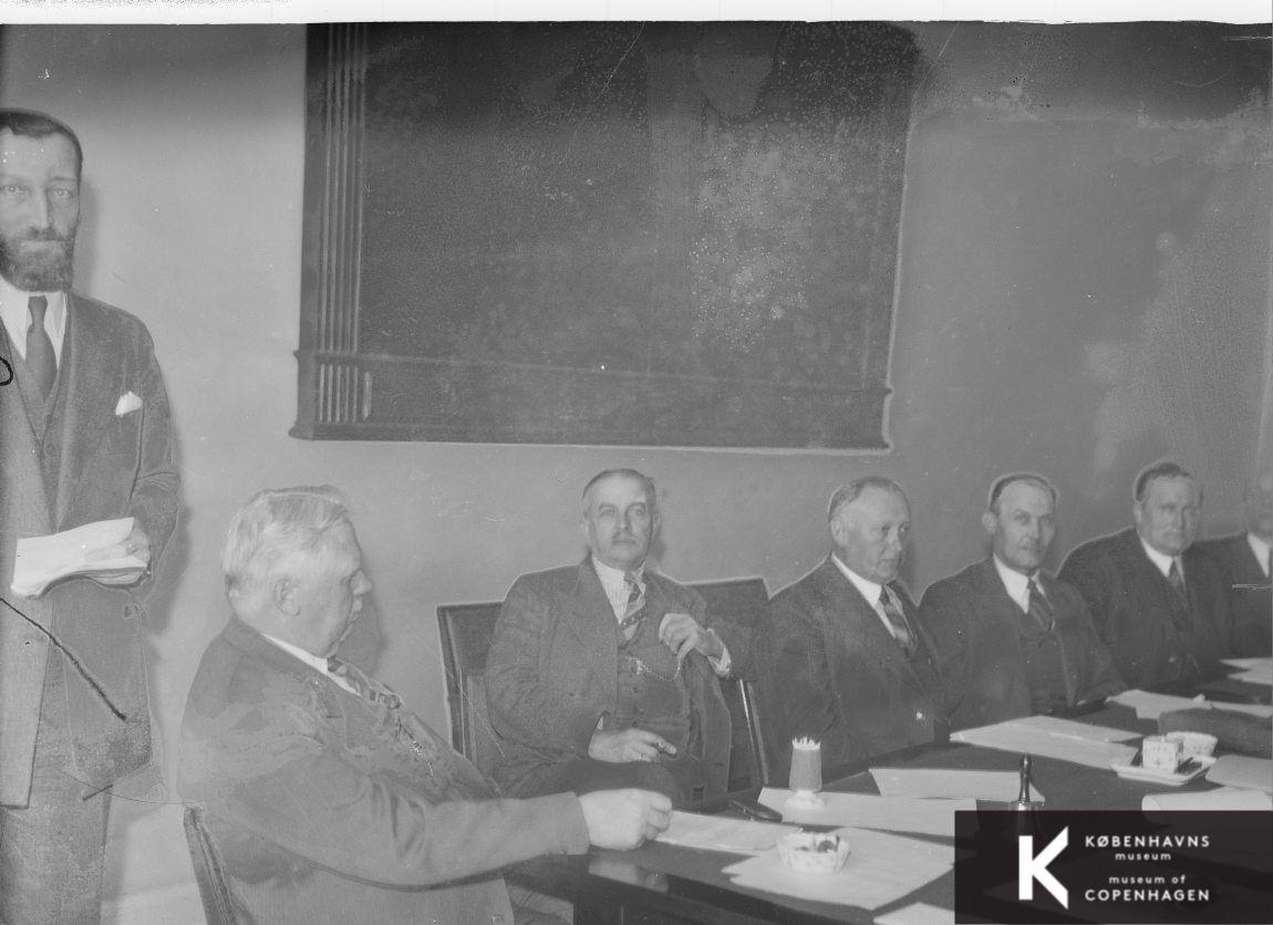 Hartvig Frisch taler for en gruppe politikere