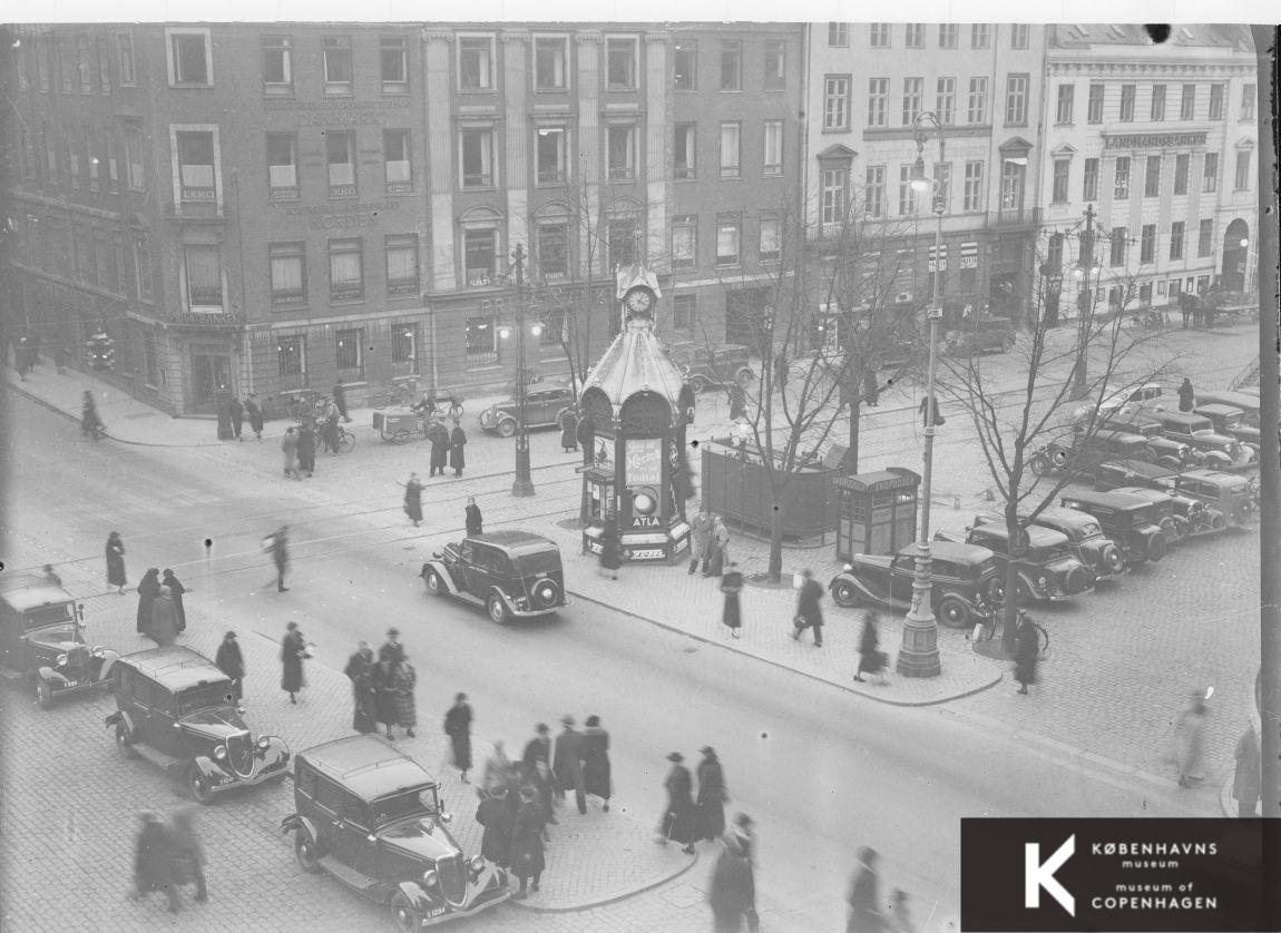 Nytorv med parkering af biler