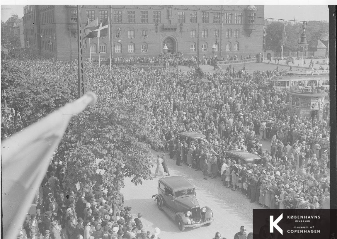 Tilskuere til kortege på Rådhuspladsen