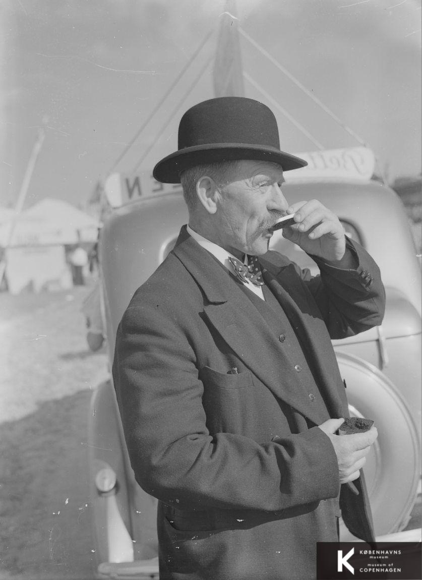 Ældre herre med Bowlerhat