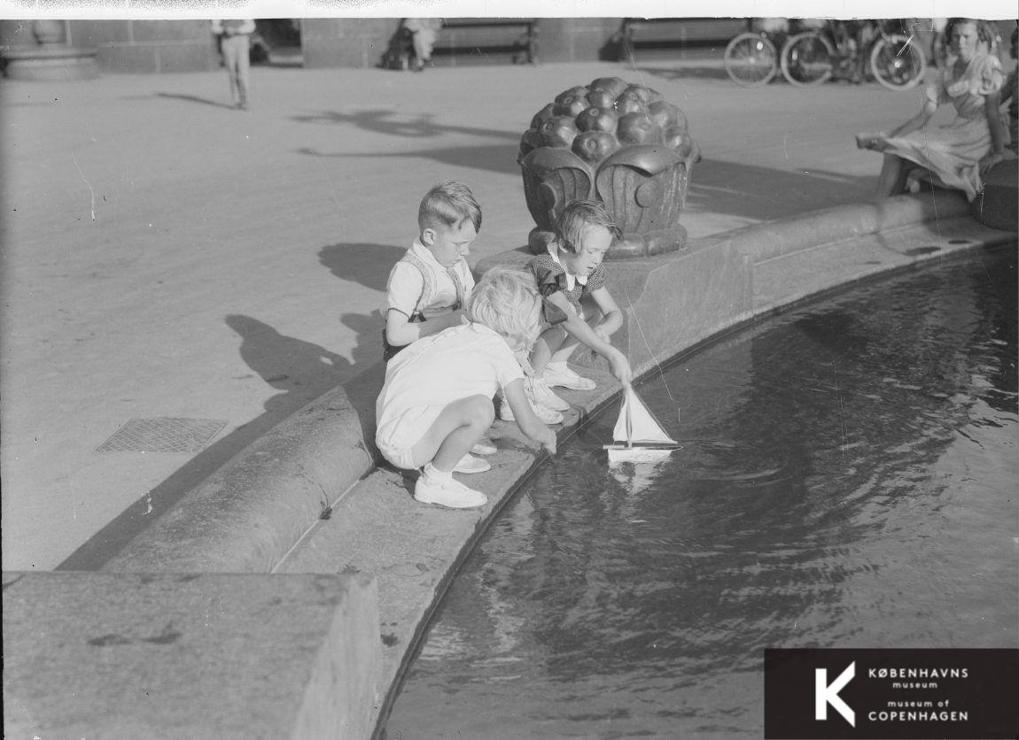 Børn leger med både i Dragespringvandet