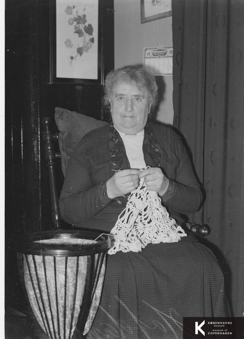 Ældre dame i en stol med hækletøjet