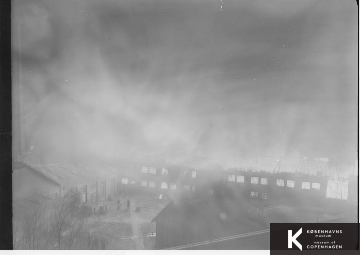 Voldsom fabriksbrand