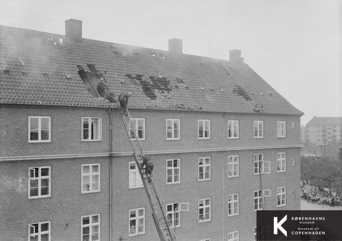 Slukning af mindre tagbrand i ejendommen Guldbergsgade 131/Tagensvej 35