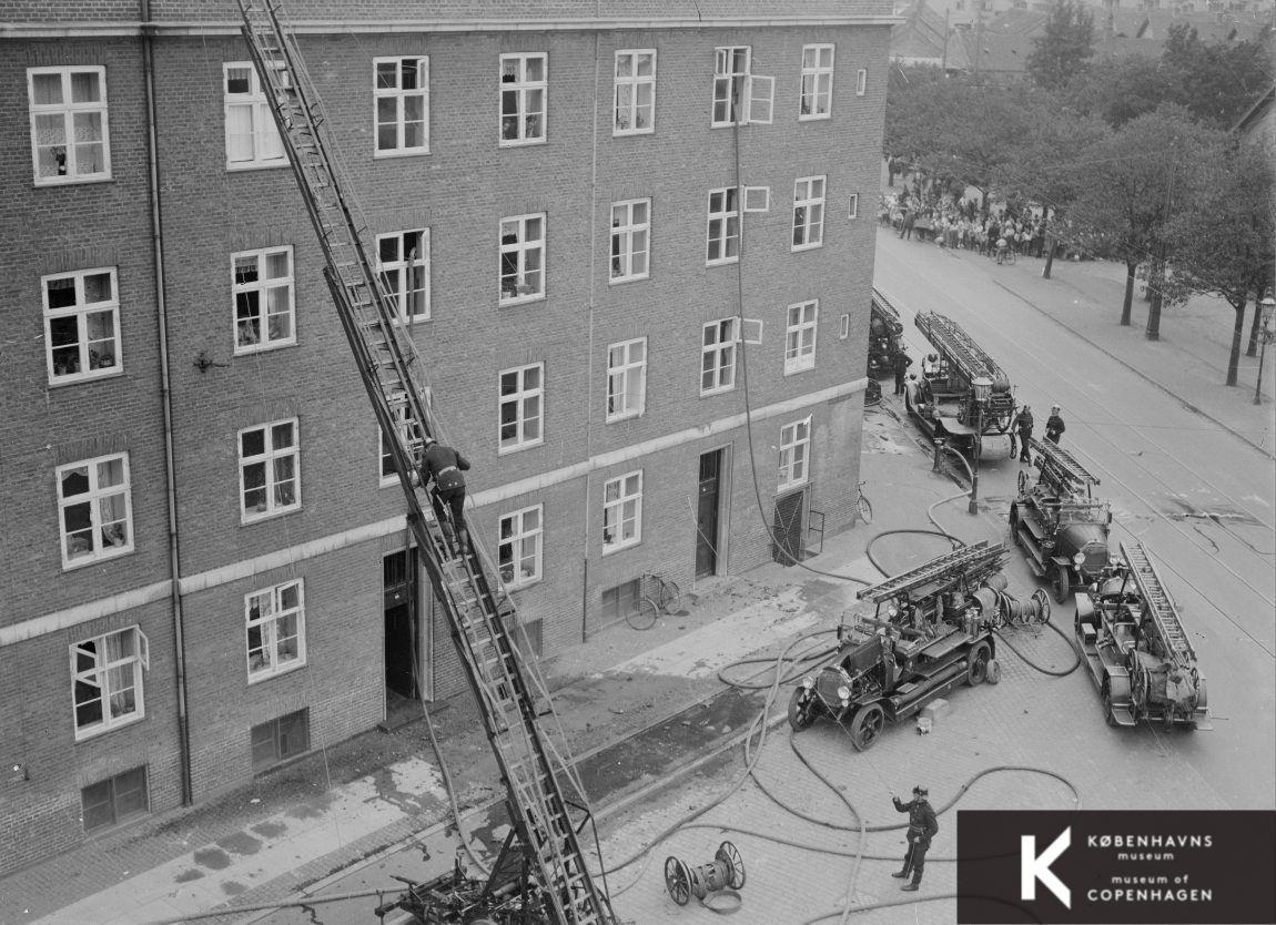 Slukning af mindre tagbrand i ejendommen Refsnæsgade/Tagensvej 36