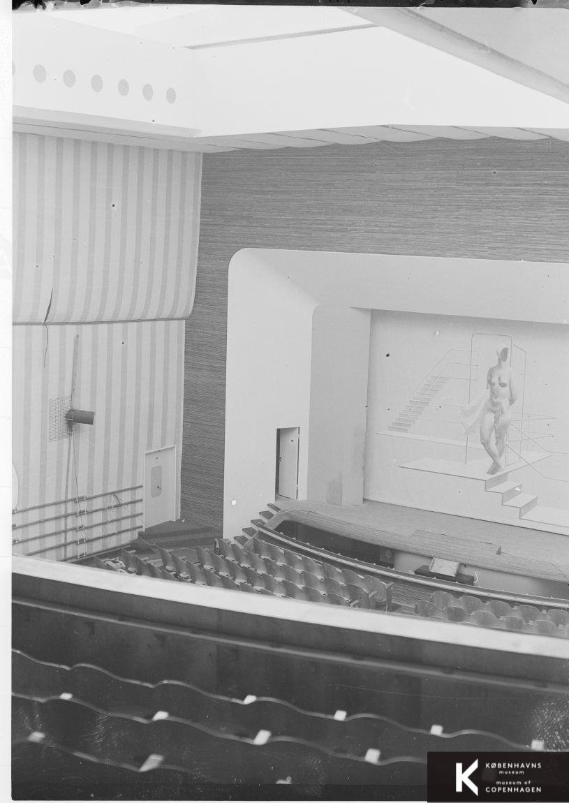 Interiør fra Bellevue Teater, Sikker Hansens scenetæppe