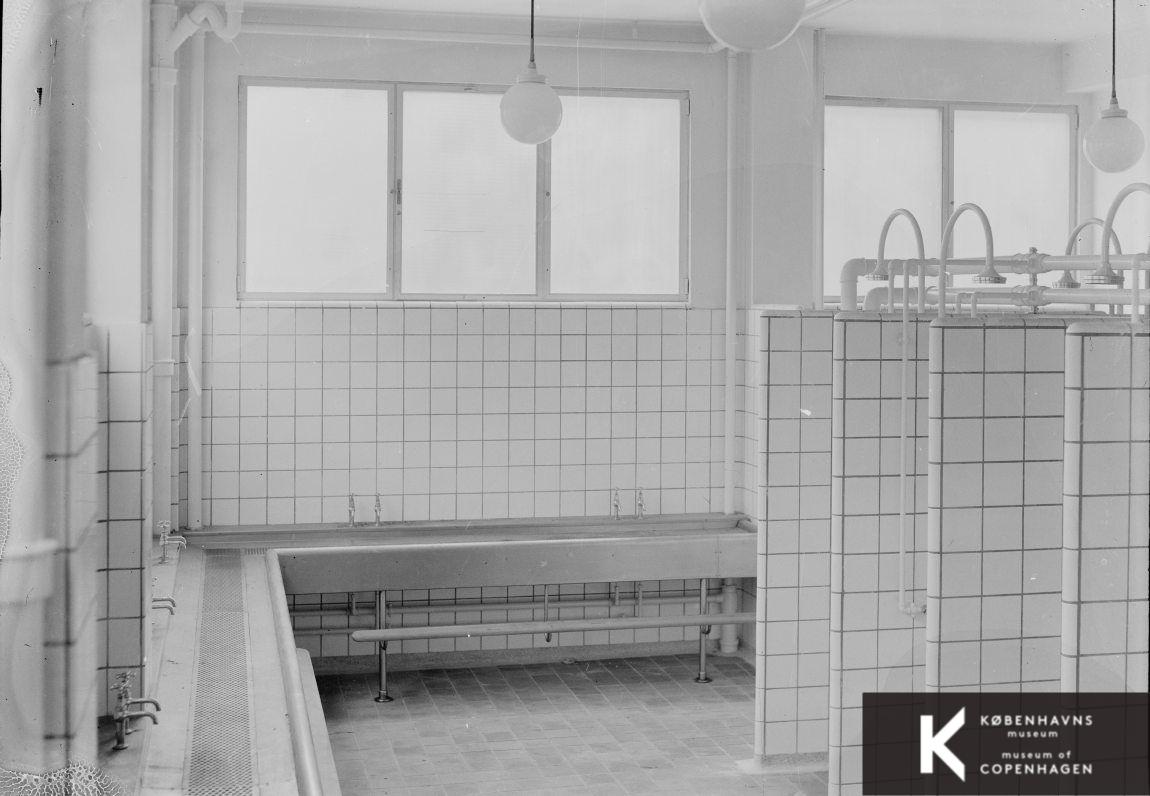 Indendørs svømmebad m. udspringsvipper