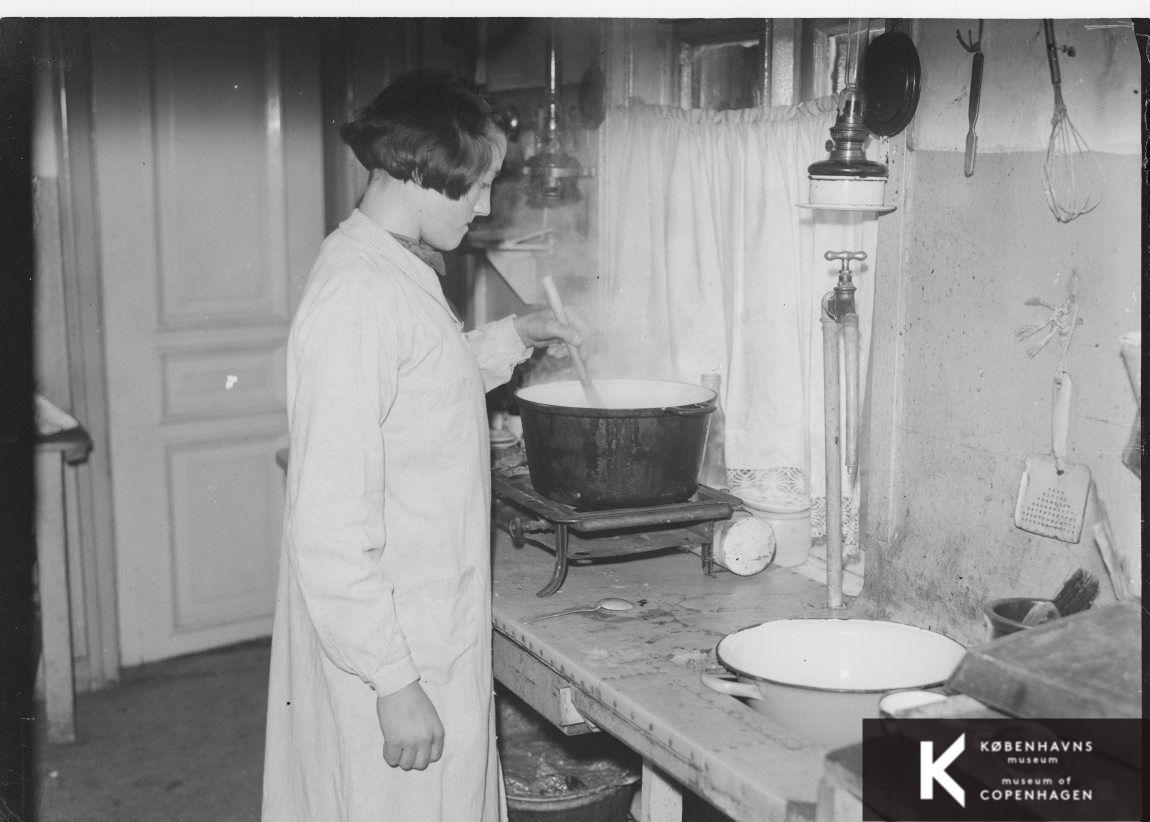 Kvinde laver mad i et køkken