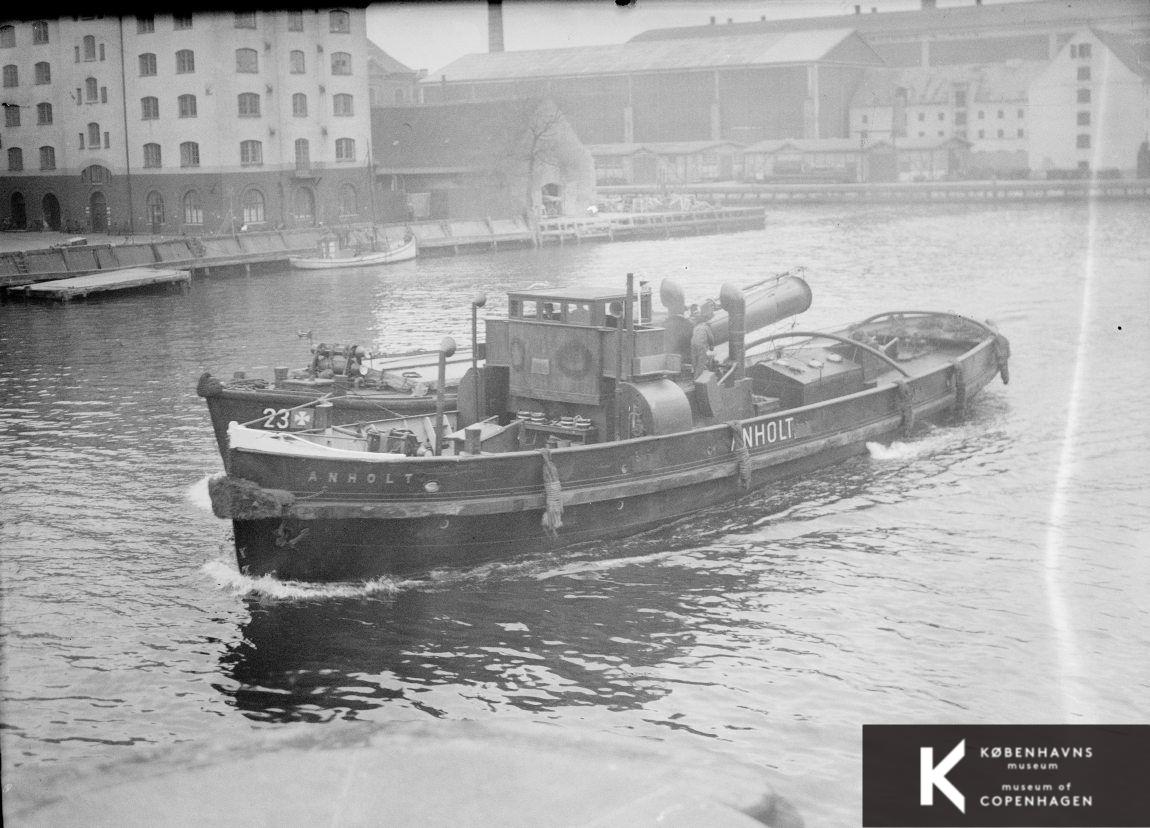 Slæbebåden Anholt med en lastpram