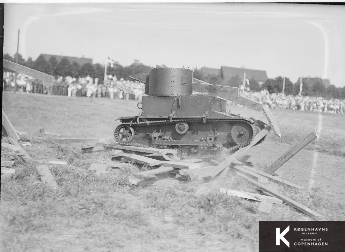 Demonstration af let panserkøretøj