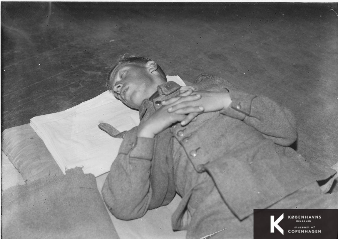 En soldat sover på en madras på gulvet
