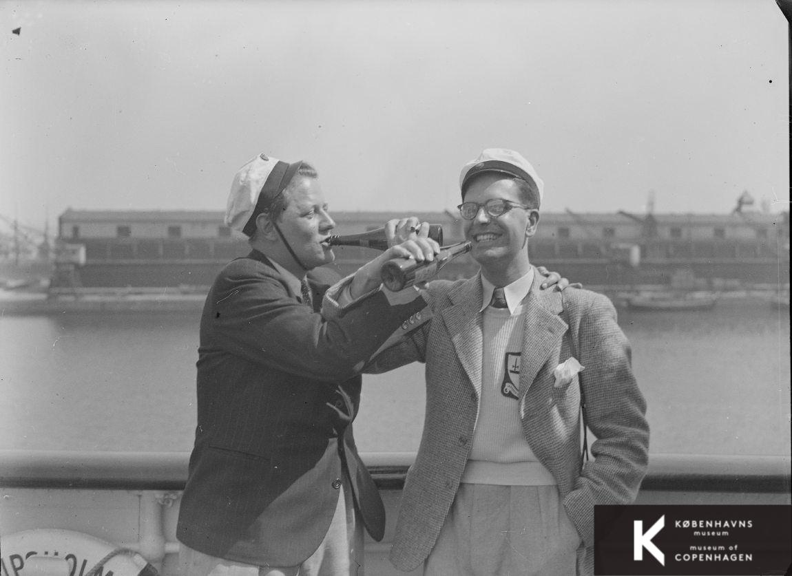 To studenter drikker dus