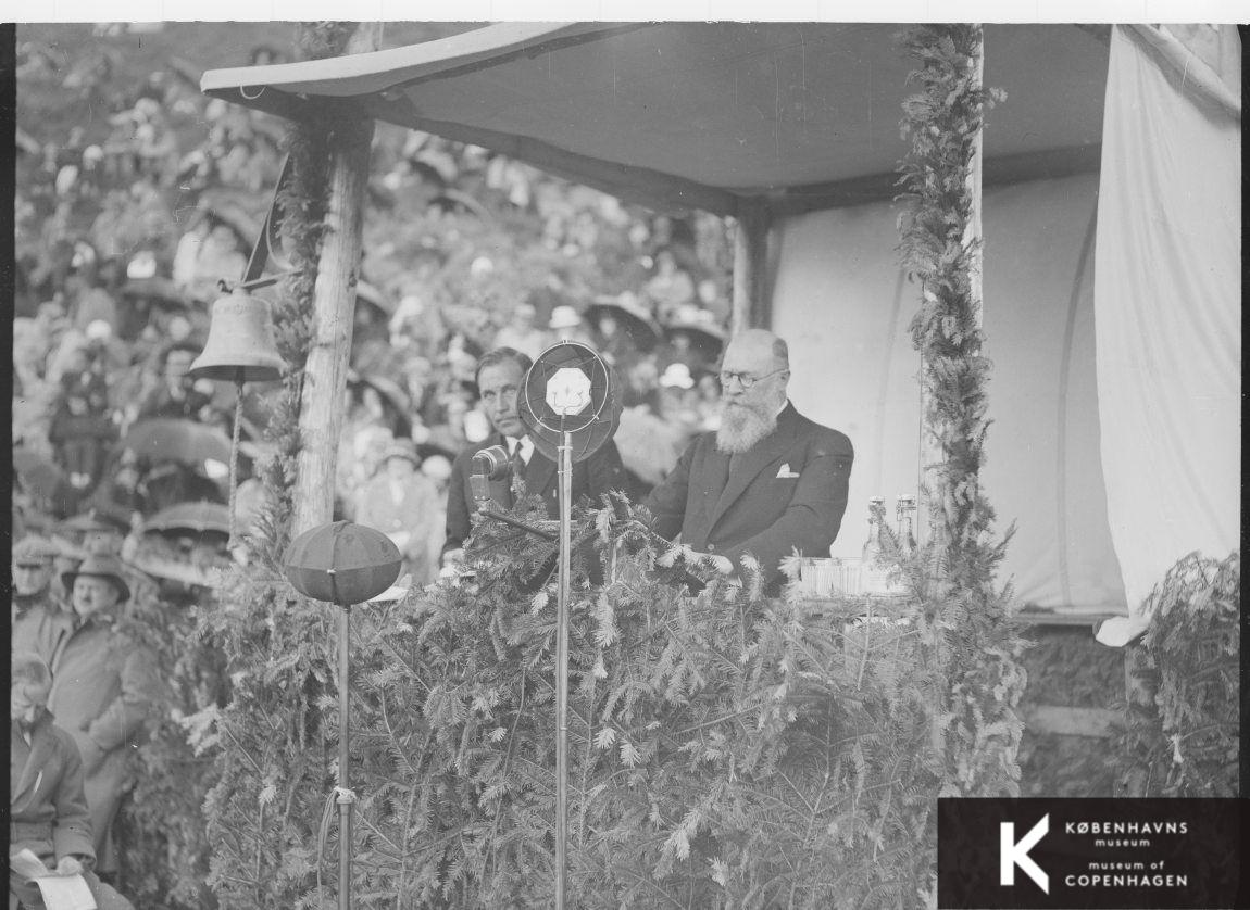 Thorvald Stauning taler ved Rebildfesten.