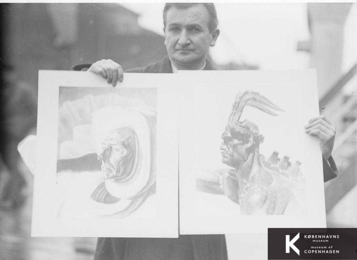 Kunstner viser to tegninger.