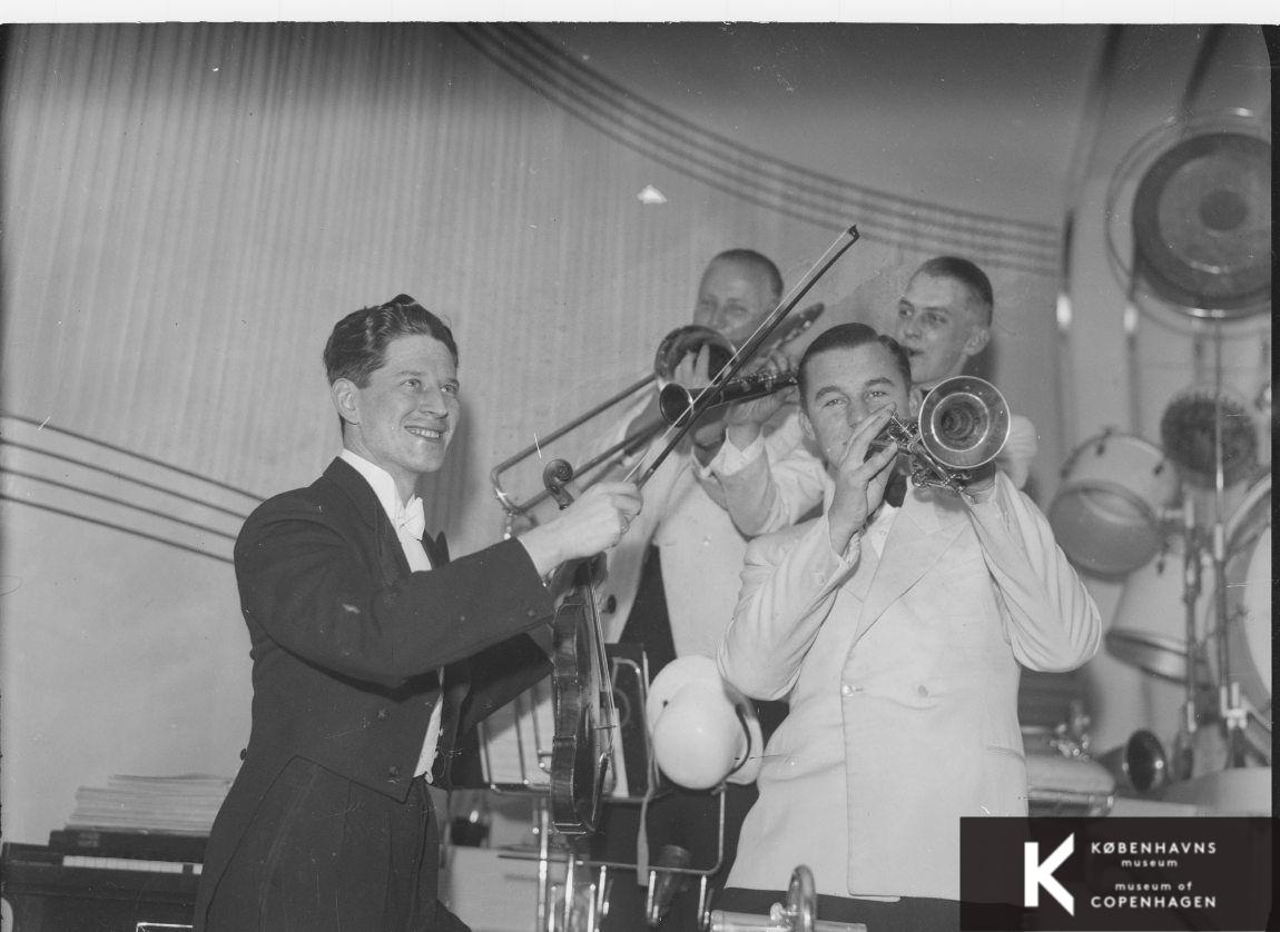 Kapelmester Winstrup Olesen dirigerer sit jazzorkester.