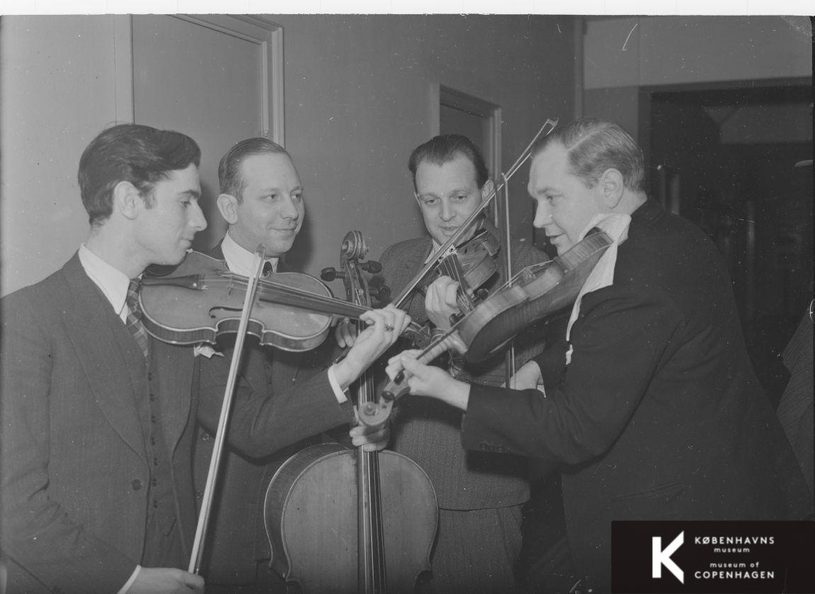 Fire strygere prøver instrumenterne sammen.