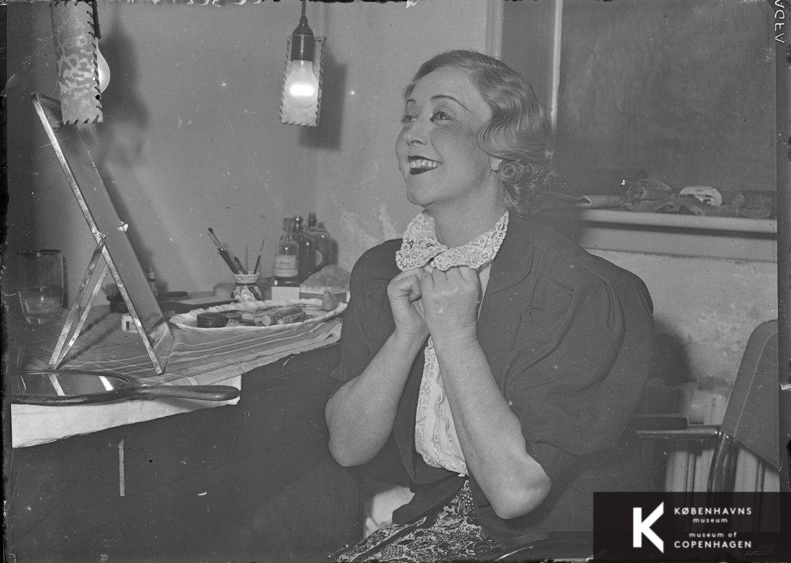 Ellen Gottschalch ved sminkebordet.