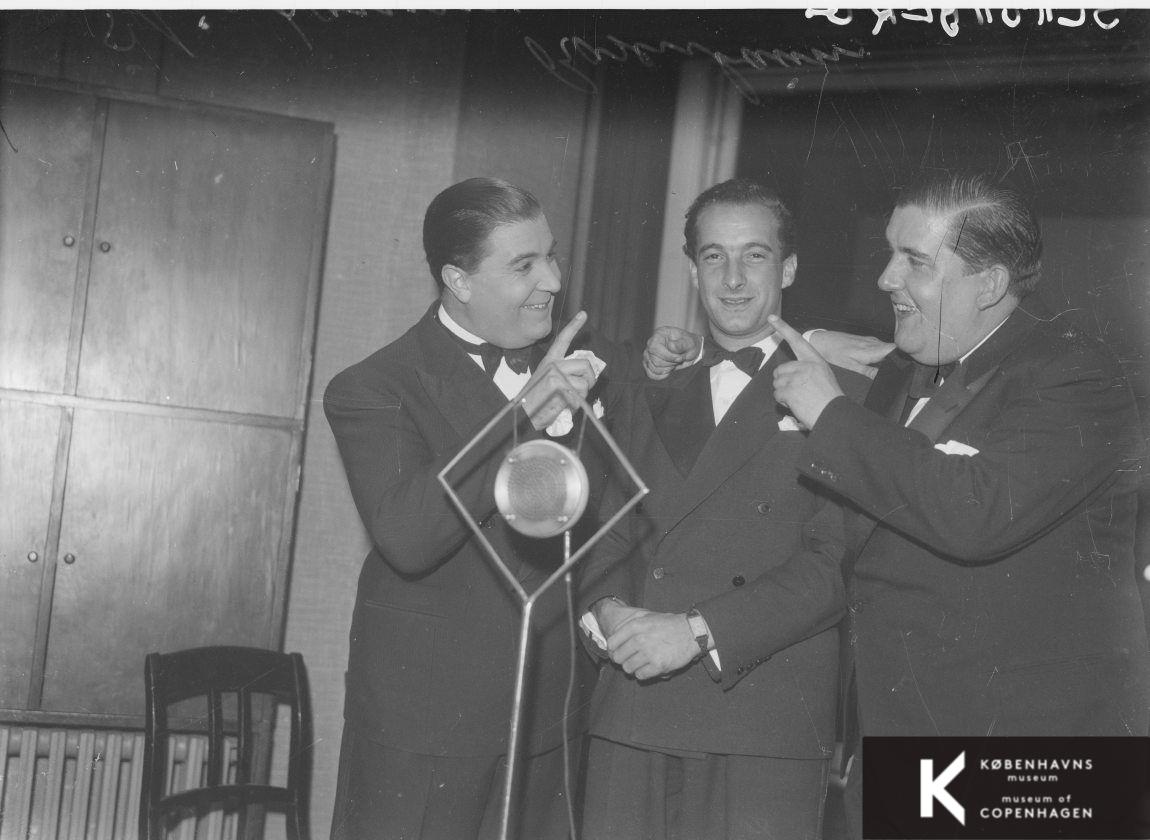 Stig Lommer, Børge Rosenbaum (Victor Borge) og Ib Schønberg foran mikrofonen.