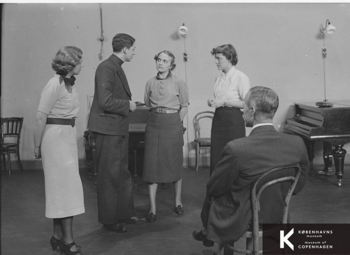 Skuespillere indøver et stykke ved et teater.