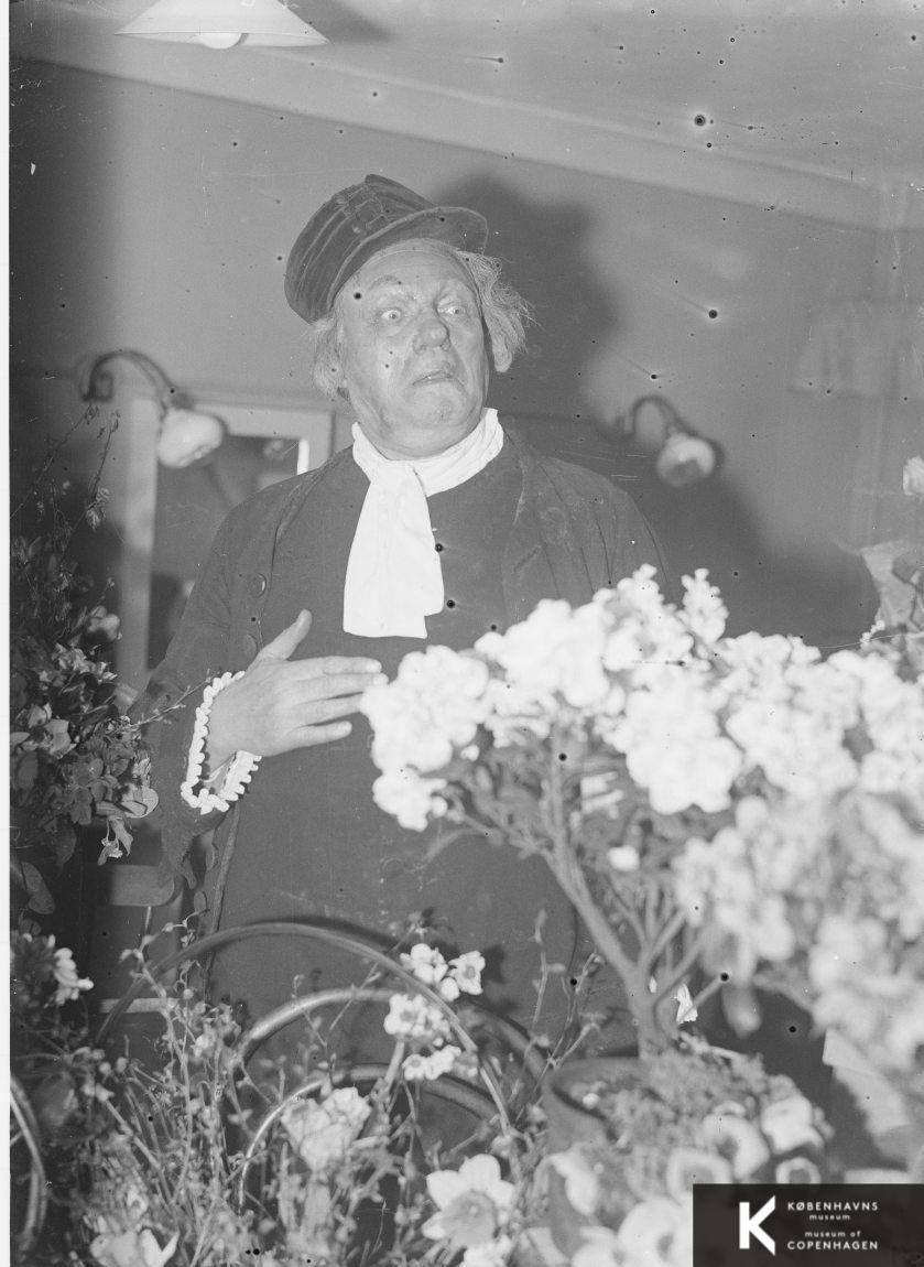 Nicolai Neiiendam som Holbergsk degn